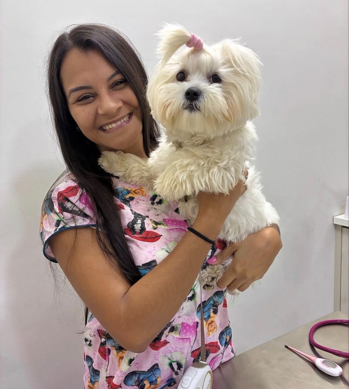 Dra. Isabela Alves segurando um cão maltês no colo